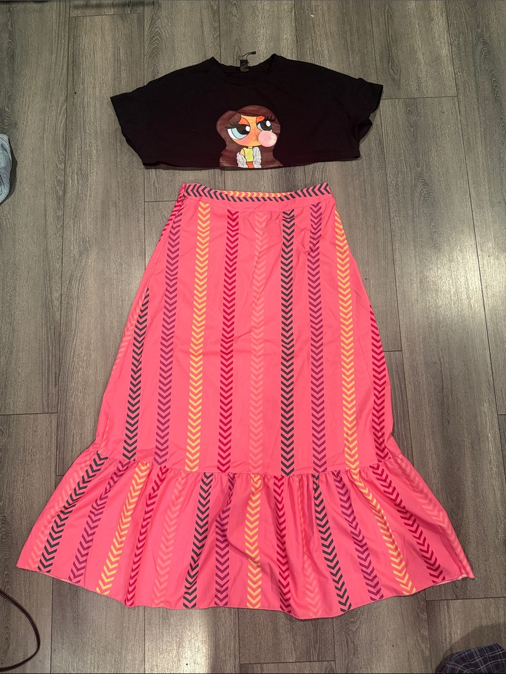 Women’s Pink Chevron Print Maxi Skirt with crop top graphic tee (med)